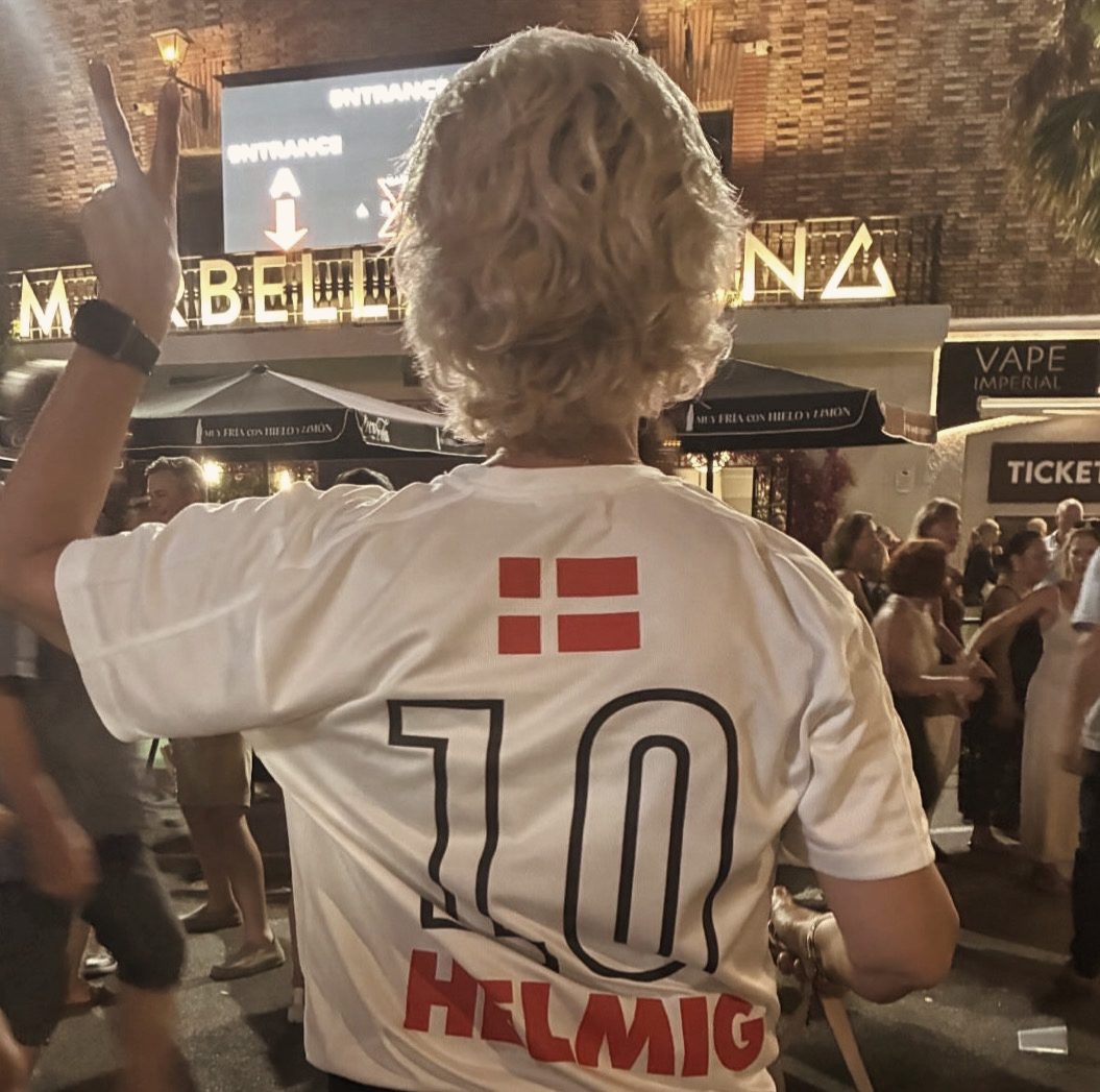 Fan i Helmig-trøje med nummer 10 til koncert