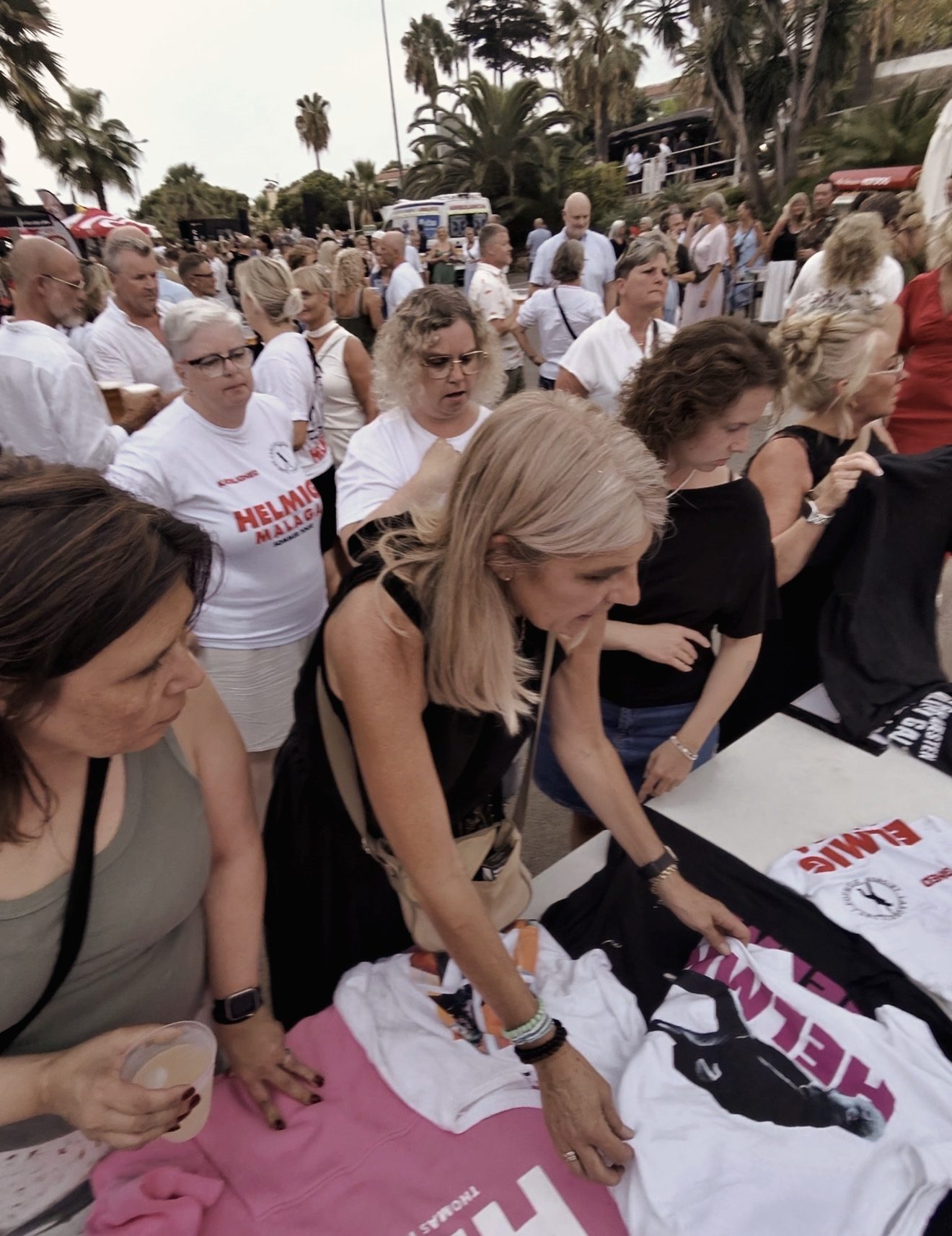 Merch-stand med T-shirts ved en koncert