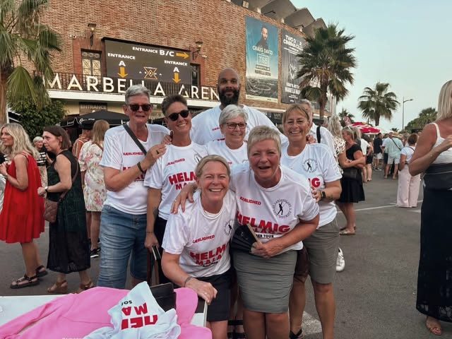Fans i Helmig-T-shirts foran Marbella Arena